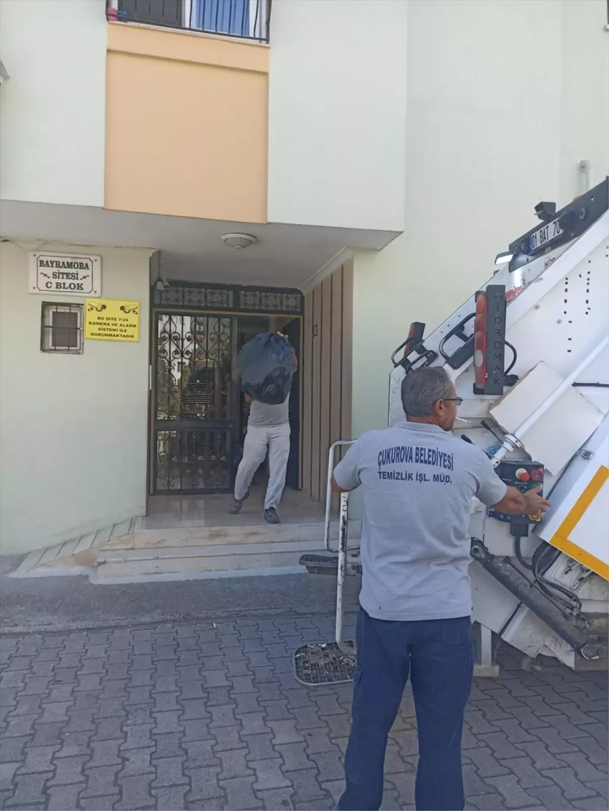 adanada copler icin iki kamyon temizlik EzNFDk4X