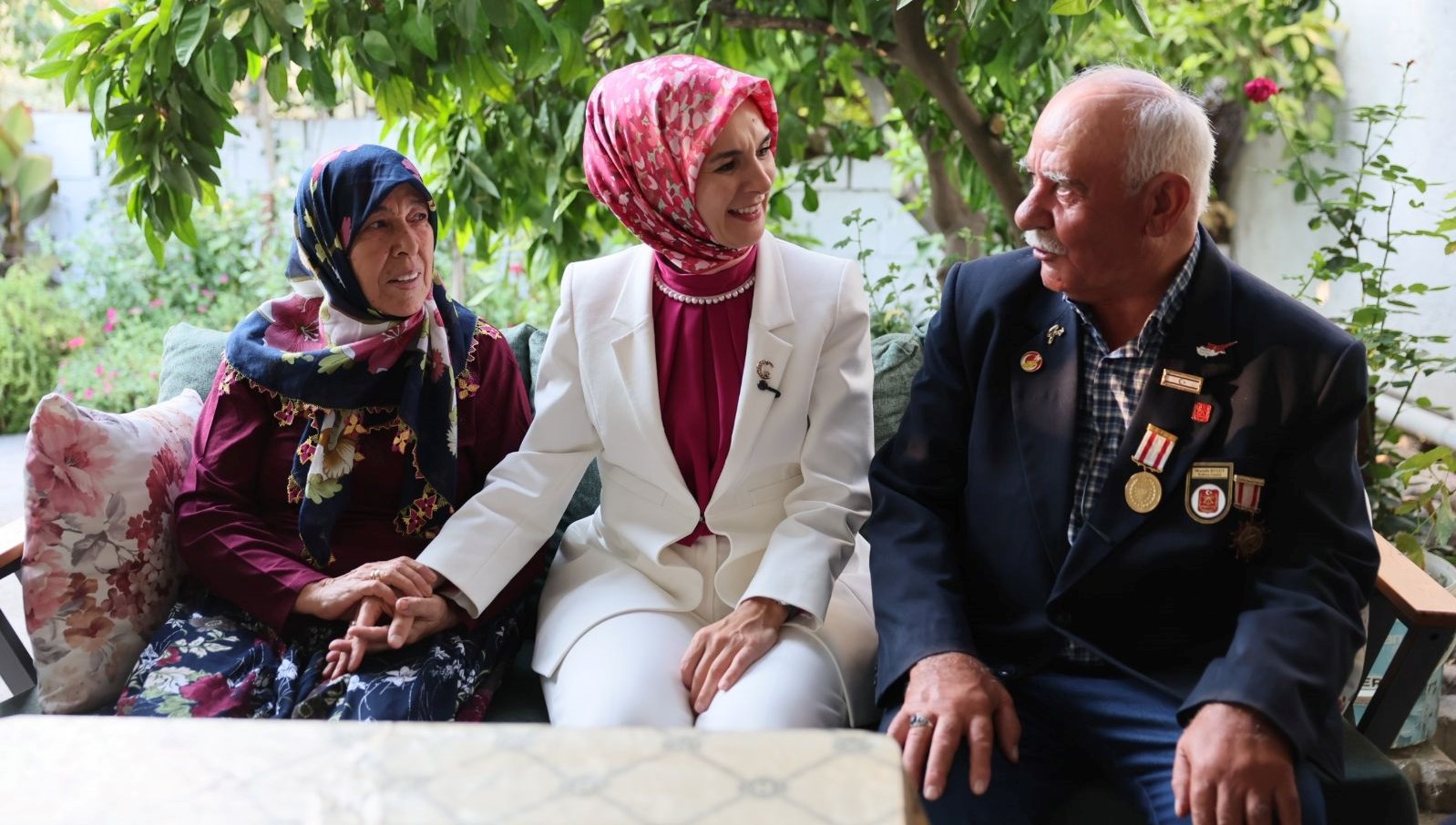 bakan goktastan 48 yillik evli cifte ziyaret WMcR5L8x