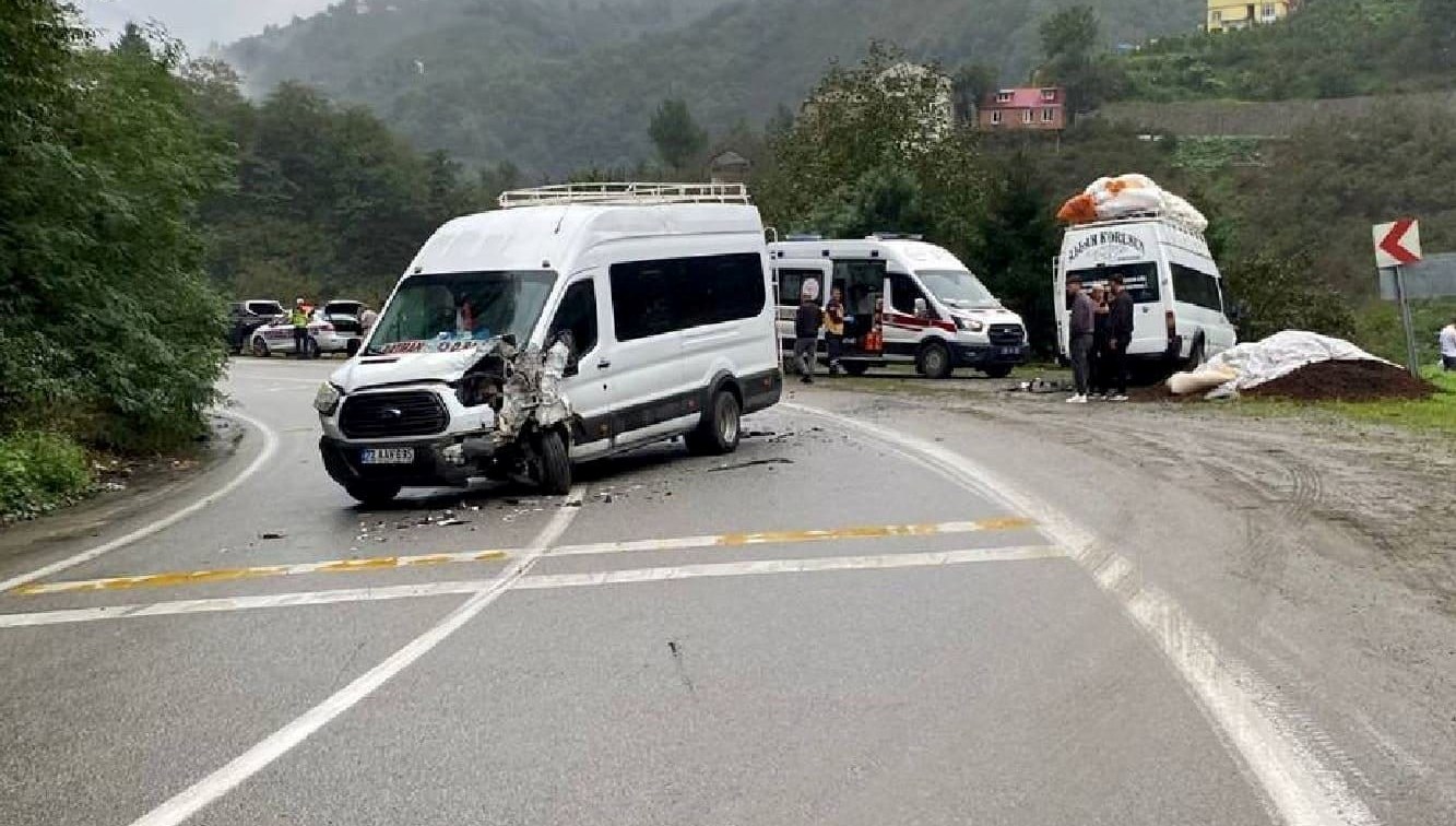 giresunda 2 minibus carpisti 10 tarim iscisi yaralandi zFvknGCE