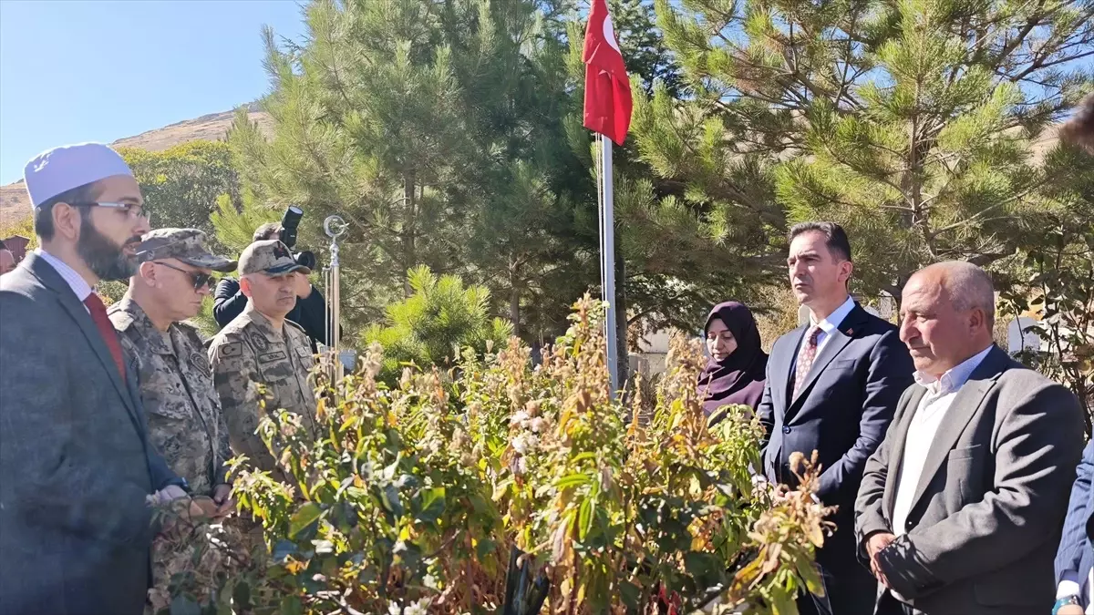 adilcevazli sehit mahmut ikibes kabri basinda anildi ixSKm499.jpg