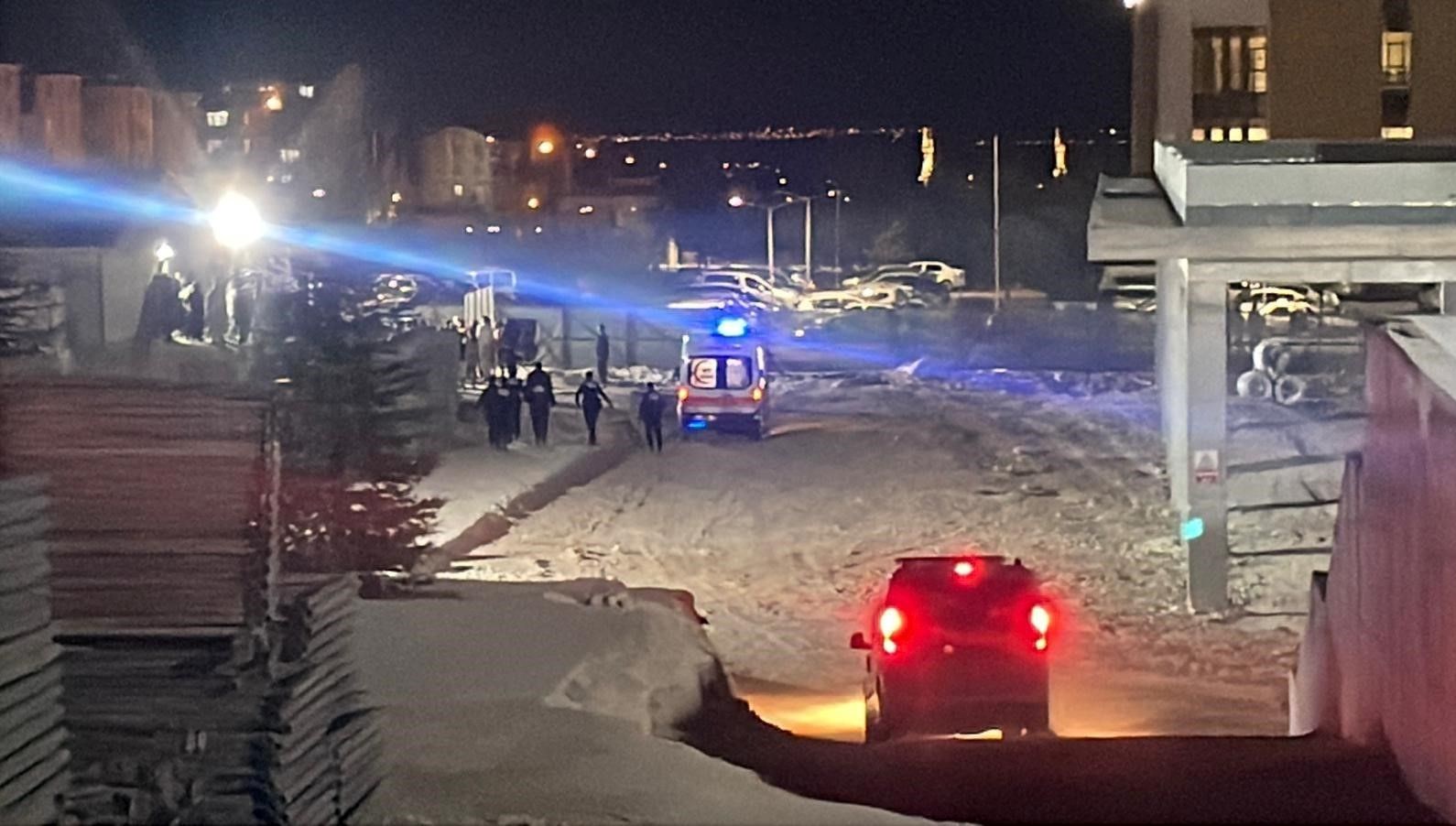 iscilerin yuksek sesle konusma kavgasi kanli bitti 1i agir 4 yarali w99sNvtR