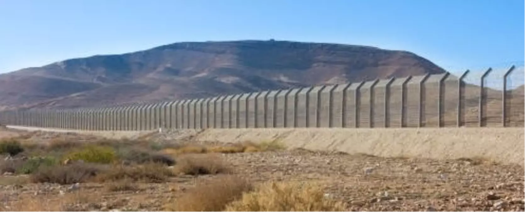 israil ordusu misir sinirinda kacakcilik girisiminde bulunan bir kisiyi oldurdu f9hWEh49.jpg