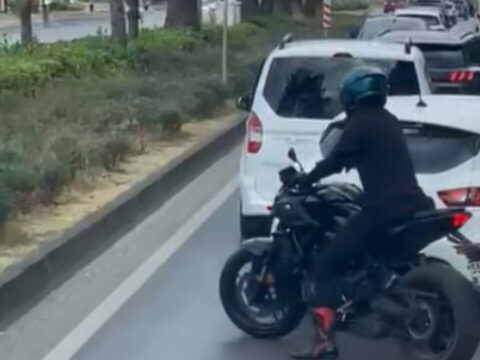 Vakaya giden itfaiyeye ornek destek motosikletli surucu yolu acti qpuIcxOG