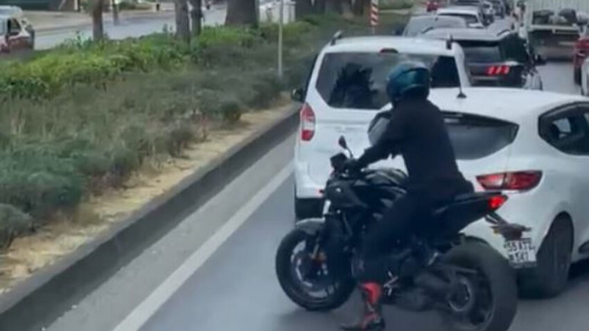 Vakaya giden itfaiyeye ornek destek motosikletli surucu yolu acti qpuIcxOG